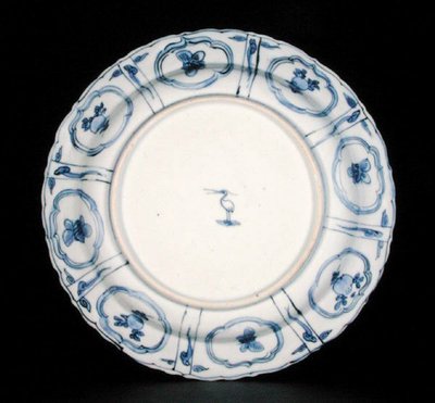 Parte inferior de uma placa kraak azul e branca, Egret mark, Wanli, 1595-1605 (porcelana) (ver 205990) de Chinese School Chinese School
