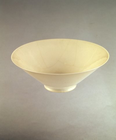 Yung lo taça de vinho dos fornos de Ching-te-Chen, c.1403-25 (porcelana) de Chinese School Chinese School