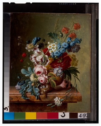 Um vaso de flores num parapeito de mármore e um cesto de flores com um pintassilgo de Christiaan van Pol