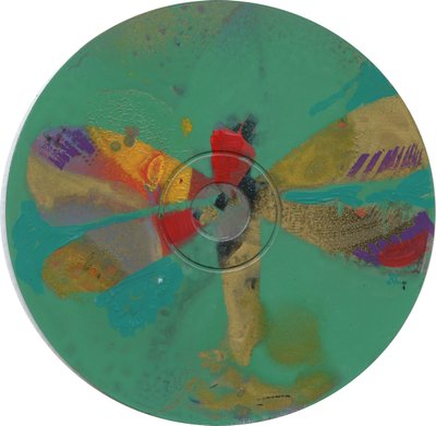 Libélula,c.2023 (acrílico sobre CD) de Christina Saj
