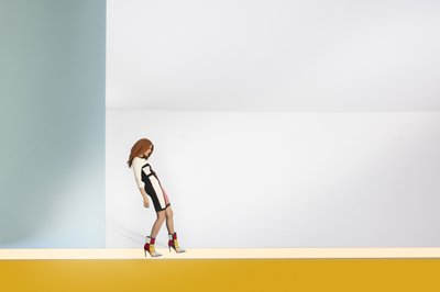 Pose de moda colorida de Christine von Diepenbroek
