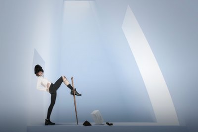 Figura conceptual numa pose marcante de Christine von Diepenbroek