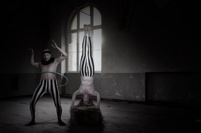 Equilíbrio de mãos no Dark Circus de Christine von Diepenbroek
