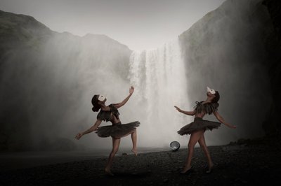 Dançarinas da Cascata da Fantasia Negra de Christine von Diepenbroek