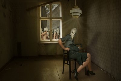 A Mulher Misteriosa com Máscara de Gás de Christine von Diepenbroek