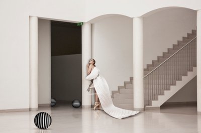 Bailarina elegante com vestido branco de Christine von Diepenbroek