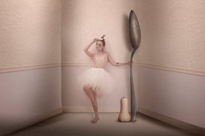 Bailarina com Colher Gigante de Christine von Diepenbroek