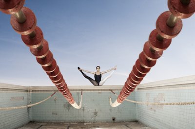 Piscina abandonada com divisão elegante de Christine von Diepenbroek