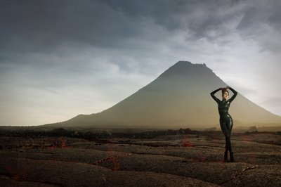 Figura solitária numa paisagem alienígena de Christine von Diepenbroek