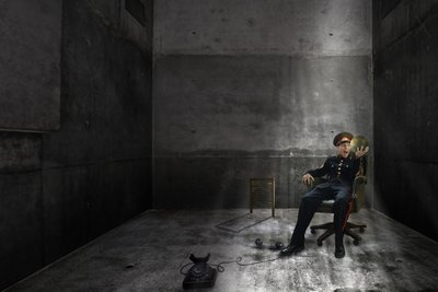 Agente em estado de choque na sala de betão de Christine von Diepenbroek