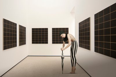 Figura às riscas na galeria de Christine von Diepenbroek
