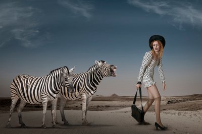 Cena surreal de moda no deserto de Christine von Diepenbroek