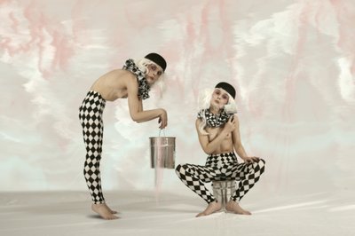 Figuras surrealistas de arlequins de Christine von Diepenbroek