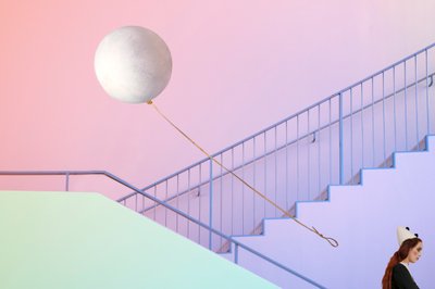 Escadaria surreal em tons pastel de Christine von Diepenbroek