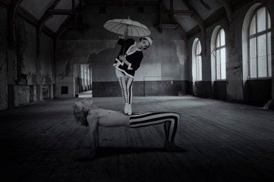 Acrobatas da Sala Surreal de Christine von Diepenbroek