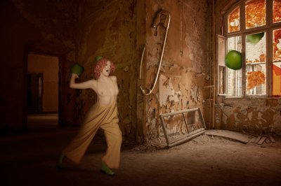 Figura Fantasiosa na Sala Abandonada de Christine von Diepenbroek