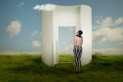 Mulher num portal surreal de Christine von Diepenbroek