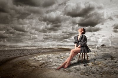 Mulher numa desolação surreal de Christine von Diepenbroek