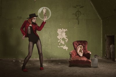 A bolha surreal de uma mulher de Christine von Diepenbroek