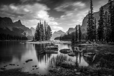 Ilha do Lago da Montanha Majestosa de Christoph Schaarschmidt