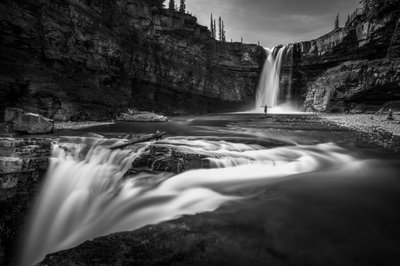 O Abraço da Majestosa Cascata de Christoph Schaarschmidt
