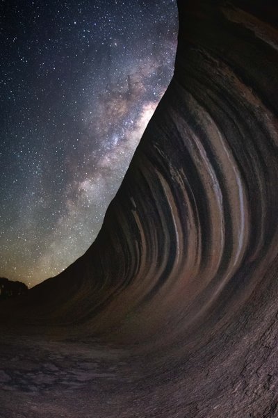 A Via Láctea sobre Wave Rock de Christoph Schaarschmidt