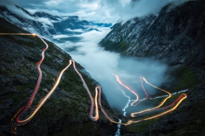 Trilhos sinuosos e luminosos na montanha de Christoph Schaarschmidt
