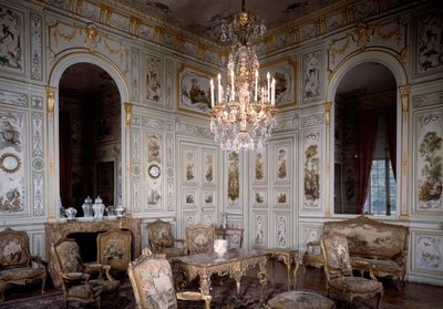 Vista da grande sala de estar do Chateau de Champs sur Marne. Decorada por Christophe Huet (1700-1759) de Christophe Huet