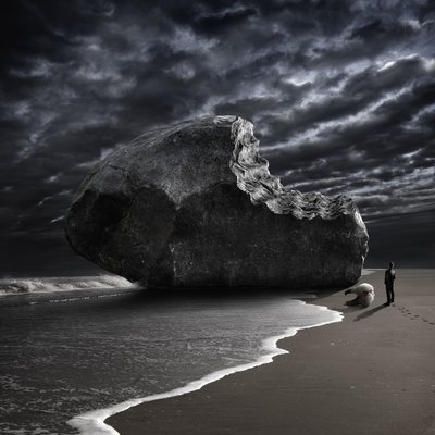 A Rocha Mordida na Praia Tempestuosa de Christophe Kiciak