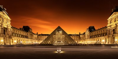 Vista noturna da Pirâmide do Louvre de Christophe Kiciak