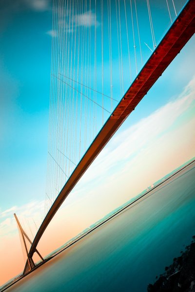 Céu vibrante e moderno sobre a ponte de Christophe Kiciak