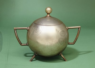 Uma tigela Hukin e Heath de duas alças com tampa articulada de Christopher Dresser
