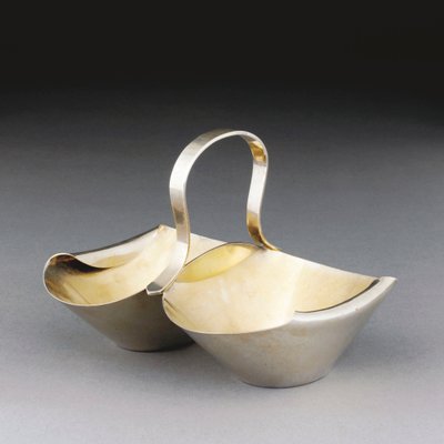 Uma cesta de metal branco de Christopher Dresser