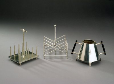 Rack de torradas com suportes verticais, fabricado por Hukin & Heath, 1878 (ver 46533 para detalhes); estante de brinde de secção triangular, fabricado por Elkington & Co., c.1875-88; açucareiro com madeira ebonised h de Christopher Dresser
