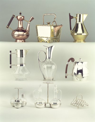 Topo, LR: Cafeteira Oriental, Benham & Froud, c.1888 (latão, cobre e madeira); Bule quadrado rebitado japonês, Benham & Froud, c.1888 (cobre e bronze); Claret jarro, Richard Perry, filho & Co., c.1880 de Christopher Dresser