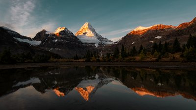 Reflexão sobre a Montanha Dourada de Chuanxu Ren