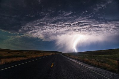 Um raio atinge a estrada aberta de Chuanxu Ren