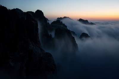 Picos das Montanhas Envoltos em Nevoeiro de Chuanxu Ren