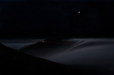 Estrada de montanha numa noite enevoada de Chuanxu Ren