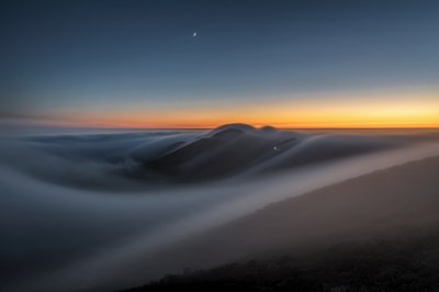 Montanhas ao crepúsculo acima das nuvens de Chuanxu Ren