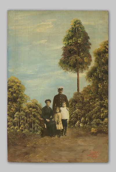 Retrato de homem desconhecido em uniforme da marinha, mulher e duas crianças em arbustos de Clady
