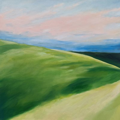 Céu em tons pastel sobre as colinas verdes de Claire Whitehead