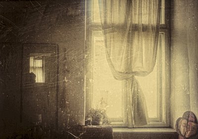 Janela vintage banhada pelo sol de Clara Arustei