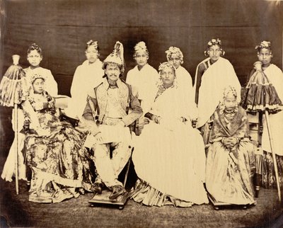 Jung Bahadoor com sua esposa principal, 2 filhas e escravas de Clarence Comyn Taylor