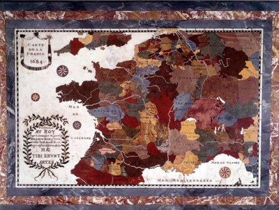 Mapa do século XVII da França com decoupage de diferentes regiões. Mesa ebene Napoleão III suportando um tampo de mosaico de pedras duras, mármore e albatro representando a França por volta de 1684, tampo da mesa fazendo parte do mobiliário de Maria Antoni de Claude-Antoine Couplet