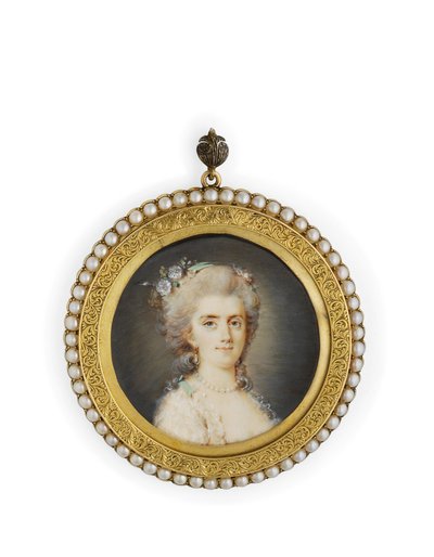 Comtesse Diane de Polignac, em vestido decotado branco, flores e fita verde menta no cabelo penteado para cima, usando um colar de pérolas e brincos (aquarela sobre marfim em moldura de metal dourado com borda de pérola dividida) de Claude Jean Baptiste (attr. to) Hoin