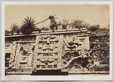 Palácio das Freiras em Uxmal (detalhe da fachada da serpente) de Claude Joseph Désiré Charnay