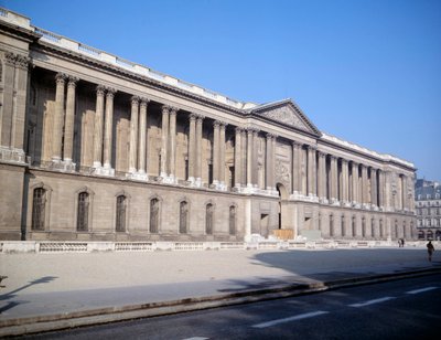 Vista do Palais du Louvre e dos colonnades. Criado pelo arquitecto Claude Perrault (1613-1688) de Claude Perrault