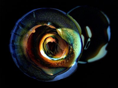 Esferas de vidro iridescentes de Claudio Boczon
