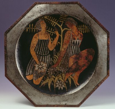 Placa octogonal em latão com duas figuras de raparigas e uma árvore de Claudius Linossier